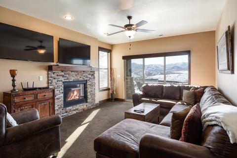 Private Hot Tub, Minutes to Ski, Cozy Getaway, Beautiful Condo- Large 3BR, Private Garage! House in Wasatch County