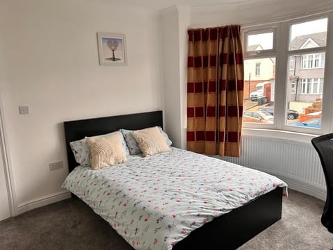 Park Street Accommodation, Room 2 Bed and Breakfast in Luton