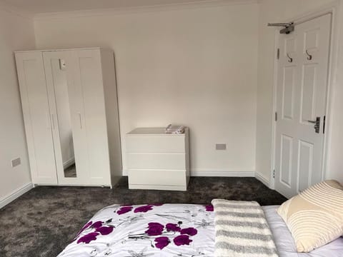 Park Street Accommodation, Room 2 Bed and Breakfast in Luton