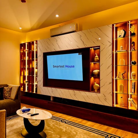 Communal lounge/ TV room, TV and multimedia, Living room, Seating area, Evening entertainment