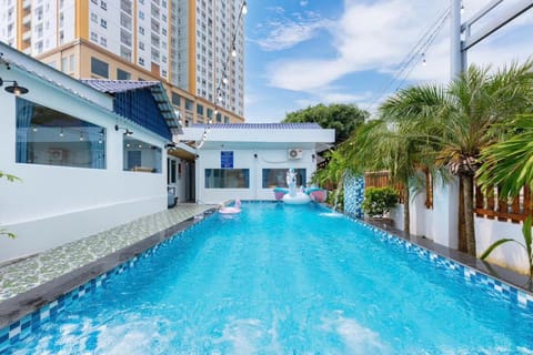 Property building, Day, Pool view, Swimming pool, sunbed