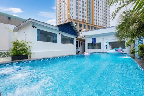 Property building, Day, Pool view, Swimming pool, sunbed