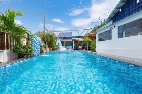 Property building, Day, Pool view, Swimming pool