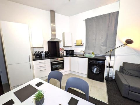 Stylish 2 Bedroom-Free Parking Apartment in Salford