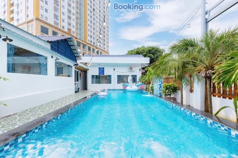 Property building, Day, Pool view, Swimming pool, sunbed