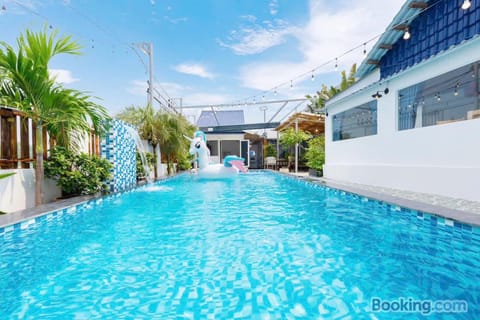 Property building, Day, Pool view, Swimming pool