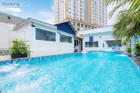 Property building, Day, Pool view, Swimming pool, sunbed