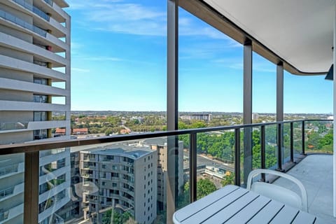 Stylish 2BR Apt with Pool & Views Near Parramatta Apartamento in Parramatta