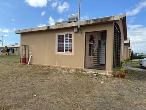 Finest Accommodation Phoenix Prk Phase 4 lot 1347, 27 Sheawater Ave Apartment in Saint Catherine Parish