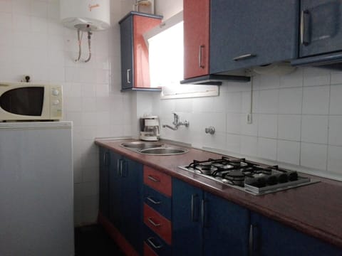 Kitchen or kitchenette, minibar, stove