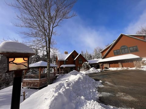 The Apartment at the Slopeside Estate House - Ski On Ski Off, Hot Tub, Lift Ticket Deals! House in Mendon