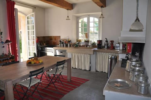 Coffee/tea facilities, Kitchen or kitchenette, Dining area, stove