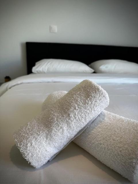 Bed, Bedroom, towels