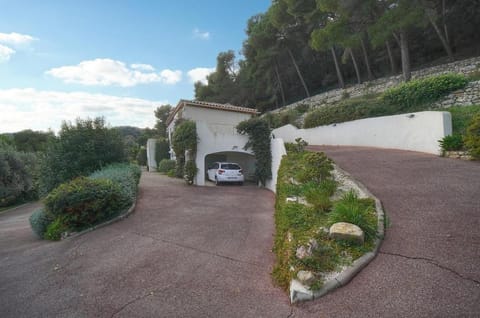 Day, Natural landscape, Garden view, Parking