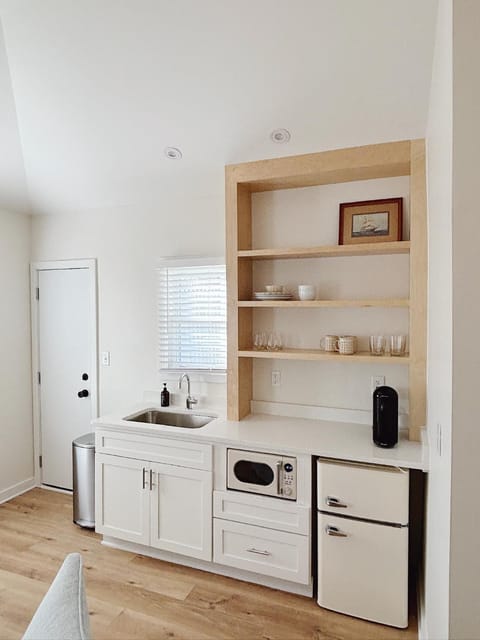 Kitchen or kitchenette, minibar