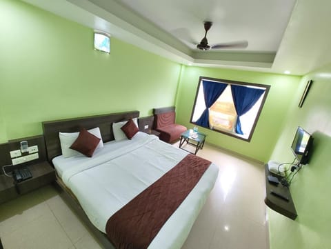 Bed, TV and multimedia, Photo of the whole room, Bedroom