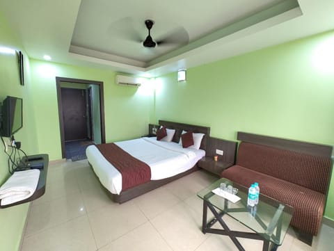 Bed, TV and multimedia, Photo of the whole room, Seating area, Dining area, Bedroom, air conditioner