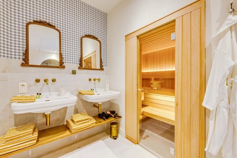 Shower, Toilet, Sauna, Bathroom, Spa and wellness centre/facilities, Bedroom, towels