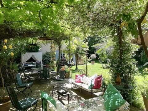 Patio, Spring, Day, Natural landscape, Garden, Seating area, Dining area, Garden view, sunbed