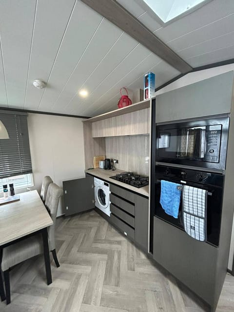 Kitchen or kitchenette, Dining area, oven, washing machine