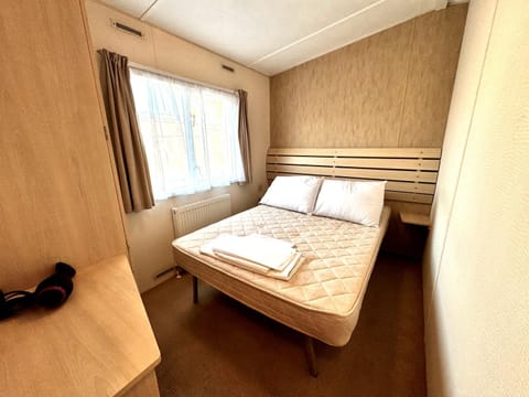 Seashell Hideaway Caravan at Seawick Holiday Park Campground/ 
RV Resort in Clacton-on-Sea