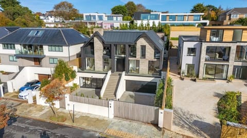 House on the Hill- Luxury smart home with pool and hot tub Apartment in Hove