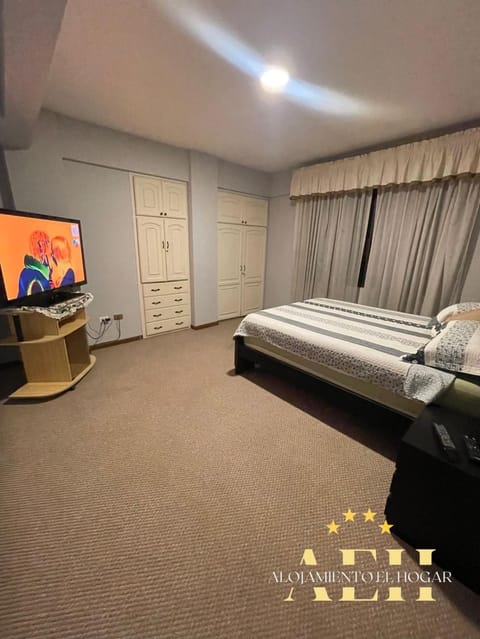 Bed, TV and multimedia, Photo of the whole room, Bedroom