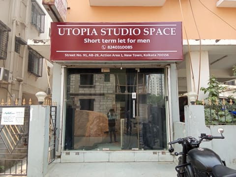 Utopia studio space for men Capsule hotel in Kolkata