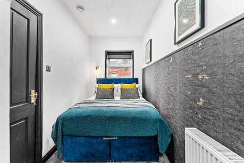 Stylish Designer 4 bed - Parking - Sleeps 13 House in Leeds