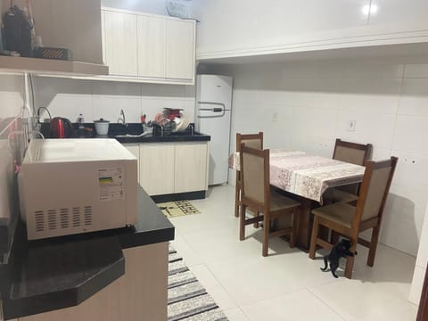 Coffee/tea facilities, Kitchen or kitchenette, Dining area, oven, stove, toaster