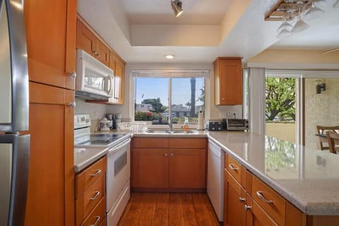 2 bed 2 bath Pacific Beach apt 5 blocks from Ocean Apartment in Mission Bay