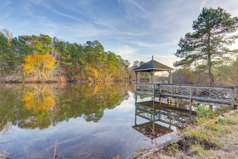 Spacious Lakefront Apt with Deck in Fayetteville! Apartment in Fayetteville