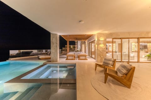 NEW Stunning Villa, full staff, gym and has its own Private Swimmable Beach Villa in Baja California Sur