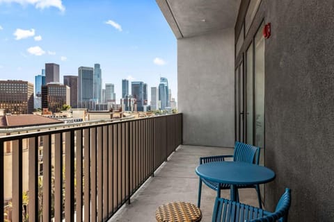 Skyline Luxe, Penthouse Living, DTLA Epic Views Apartment in Echo Park