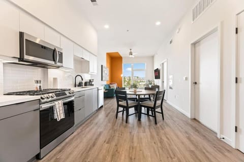 Modern Living, Stunning city views, 1Mile to Dodger Stadium Apartment in Echo Park