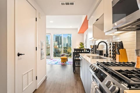 The Skyline Studio, Modern Getaway by Dodger Stadium Apartment in Echo Park