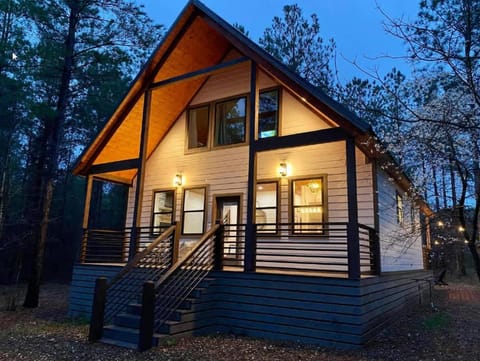 NEW Secluded Retreat with Spa Firepit & Games Casa in Broken Bow