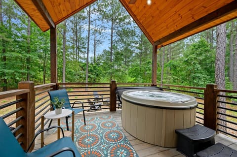 NEW Secluded Retreat with Spa Firepit & Games Casa in Broken Bow