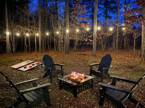 NEW Secluded Retreat with Spa Firepit & Games Casa in Broken Bow