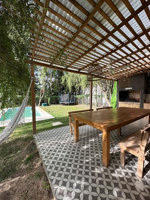 Casa con pileta frente a la laguna, estilo playa House in Chascomús