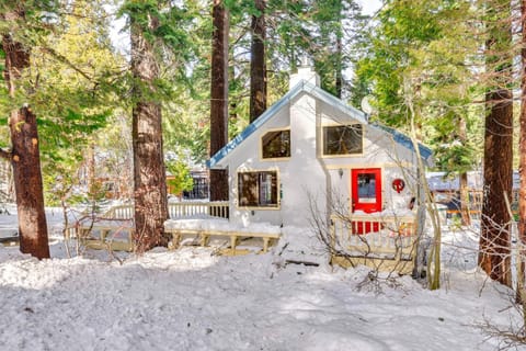 Less Than 2 Blocks to Lake Tahoe Family Home Near Skiing House in Lake Tahoe