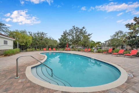 Beautiful home with a huge pool! House in Ruskin