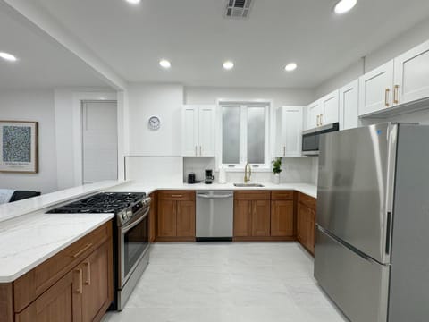 20 mins to NYC Modern design, Fast Wifi perfect for travelers Apartment in North Bergen