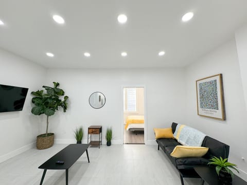 20 mins to NYC Modern design, Fast Wifi perfect for travelers Apartment in North Bergen