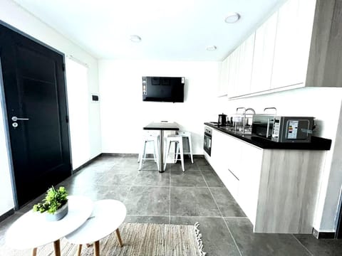 TV and multimedia, Kitchen or kitchenette, Dining area, minibar, oven, stove