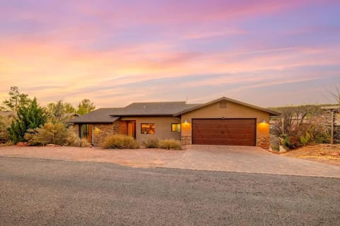 Mountain View Lookout-Uptown Walkable Red Rock Views House in Sedona