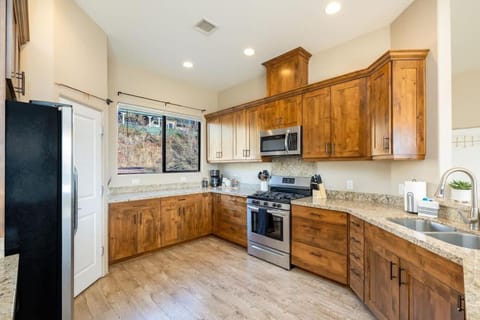 Mountain View Lookout-Uptown Walkable Red Rock Views House in Sedona