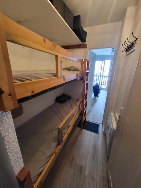 Bed, Photo of the whole room, bunk bed