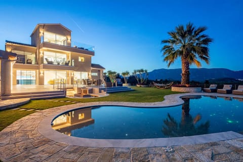 Natural landscape, Garden, Garden view, Mountain view, Pool view, Swimming pool