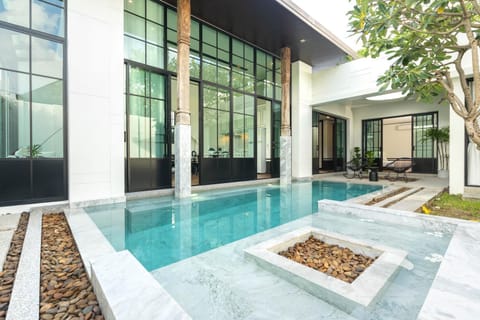 Property building, Patio, Day, Swimming pool, Swimming pool